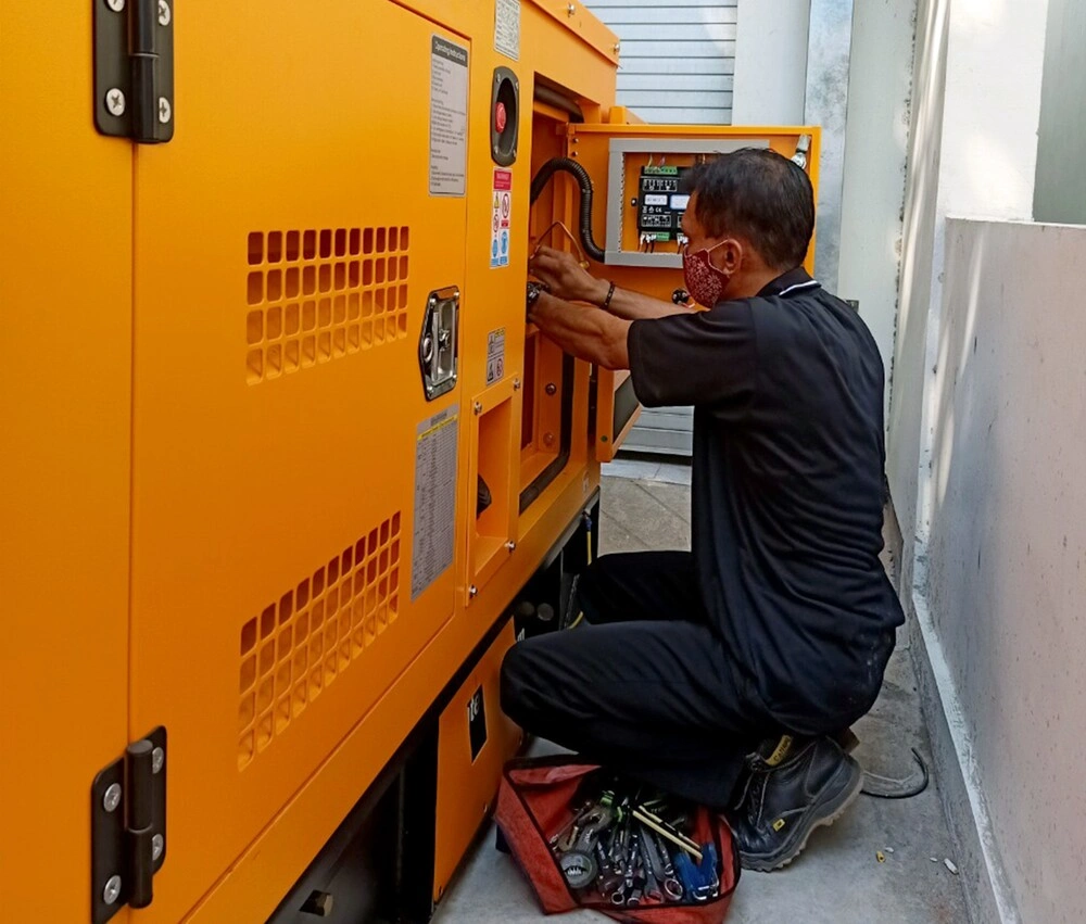 Teknisi mengecek genset Interjaya